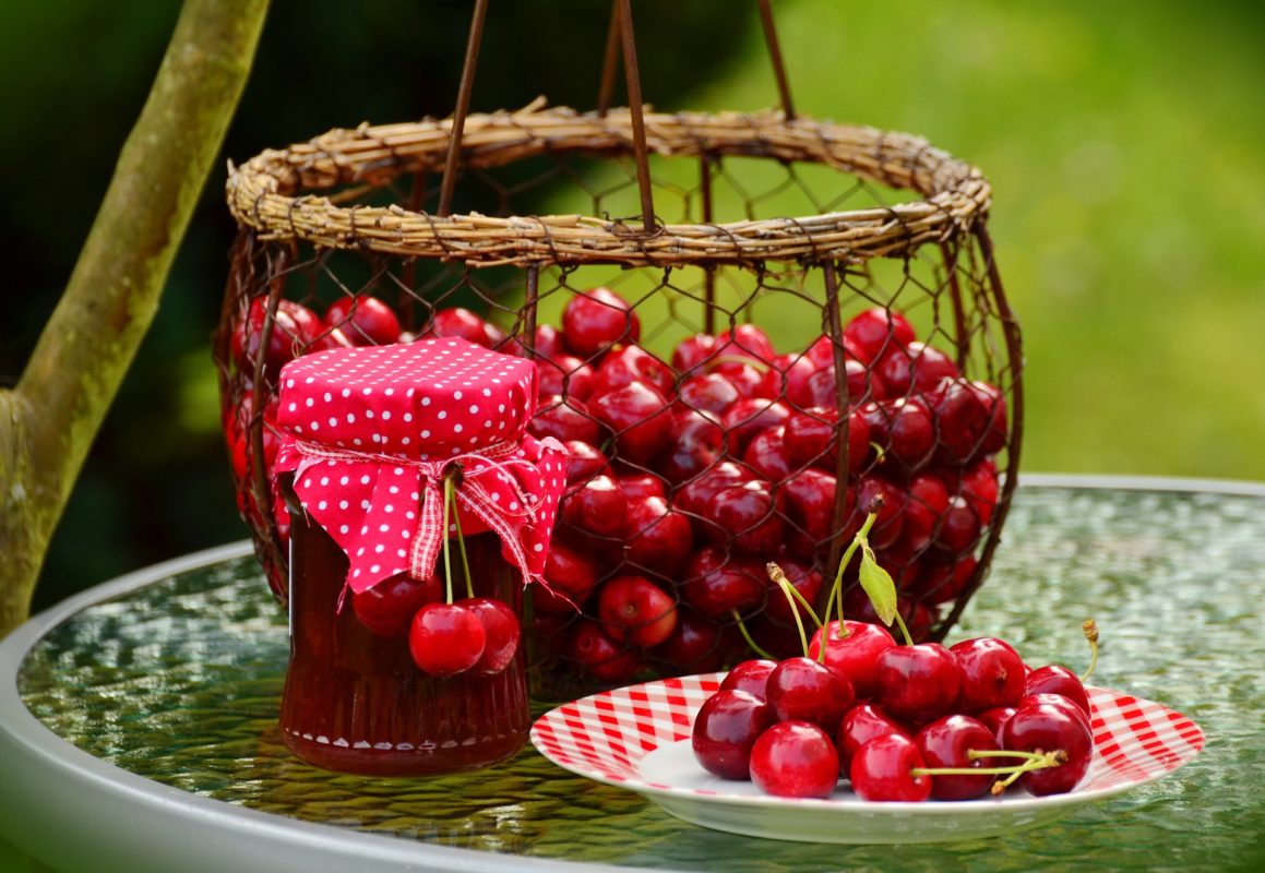 Come pulire le macchie di marmellata di ciliegie dalla maglietta di cotone colorato